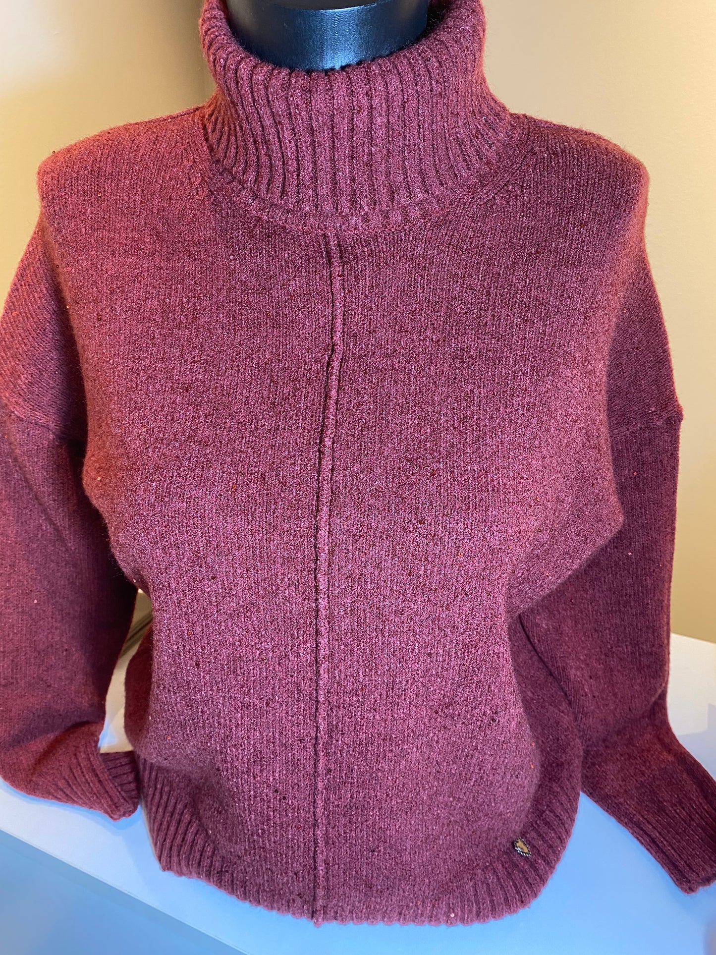Bordeaux trui met rolkraag en glitter