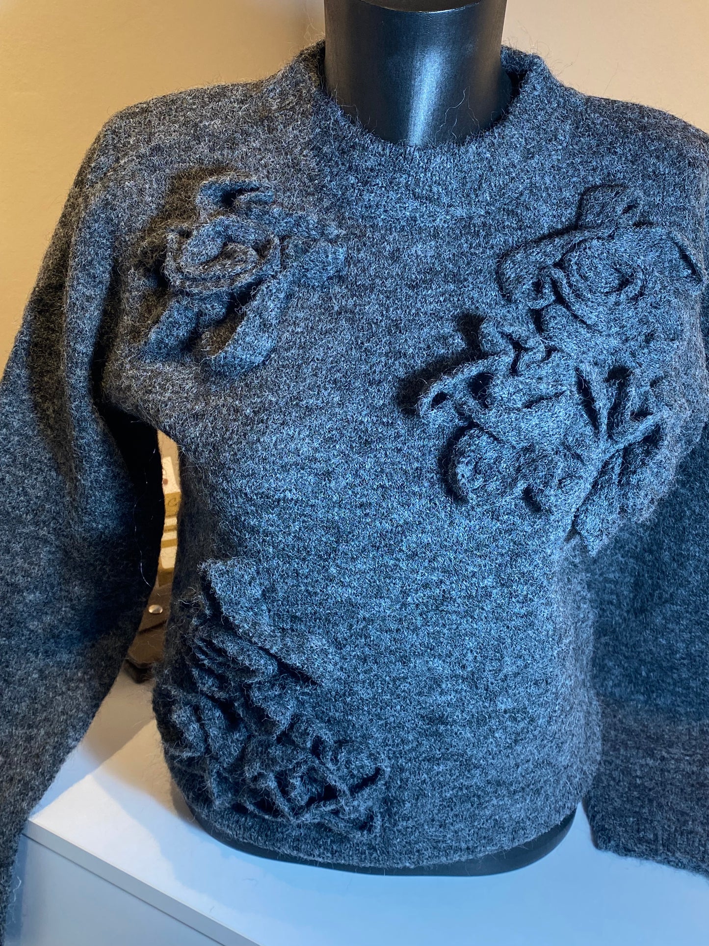 Grijze trui met bloemen