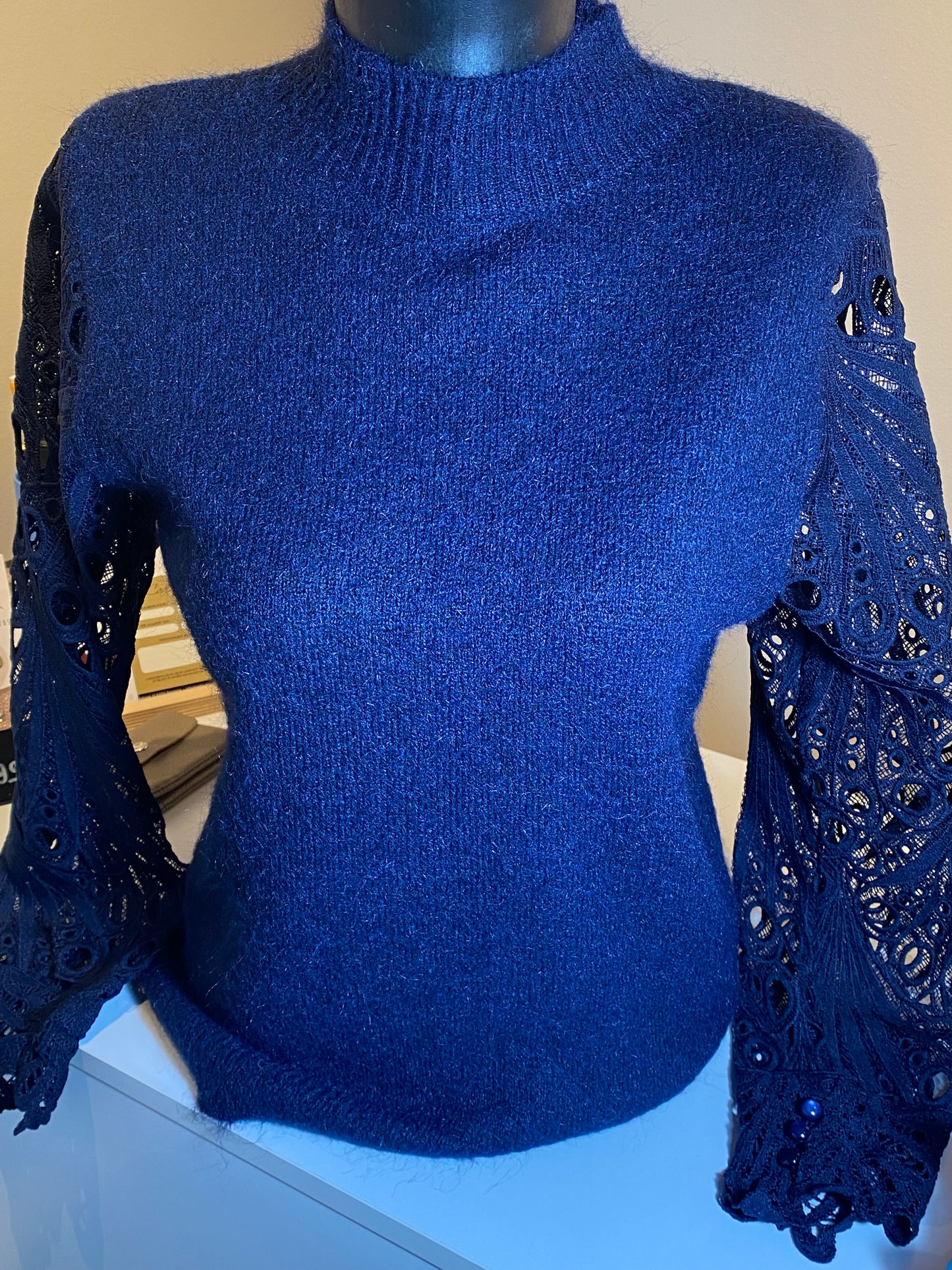 Blauwe trui met kanten mouw