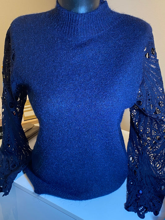 Blauwe trui met kanten mouw
