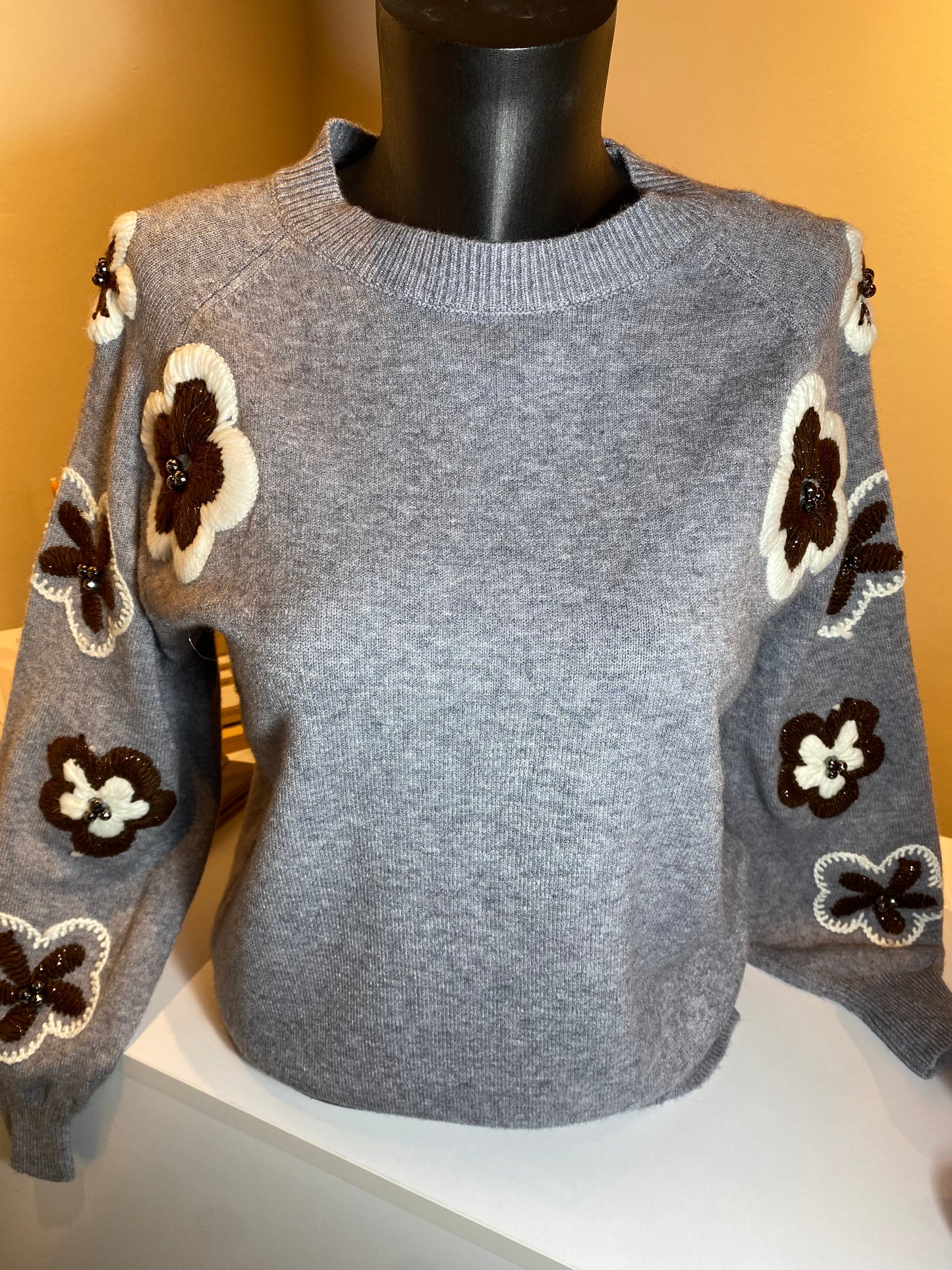 Grijze trui met bruin/witte bloem