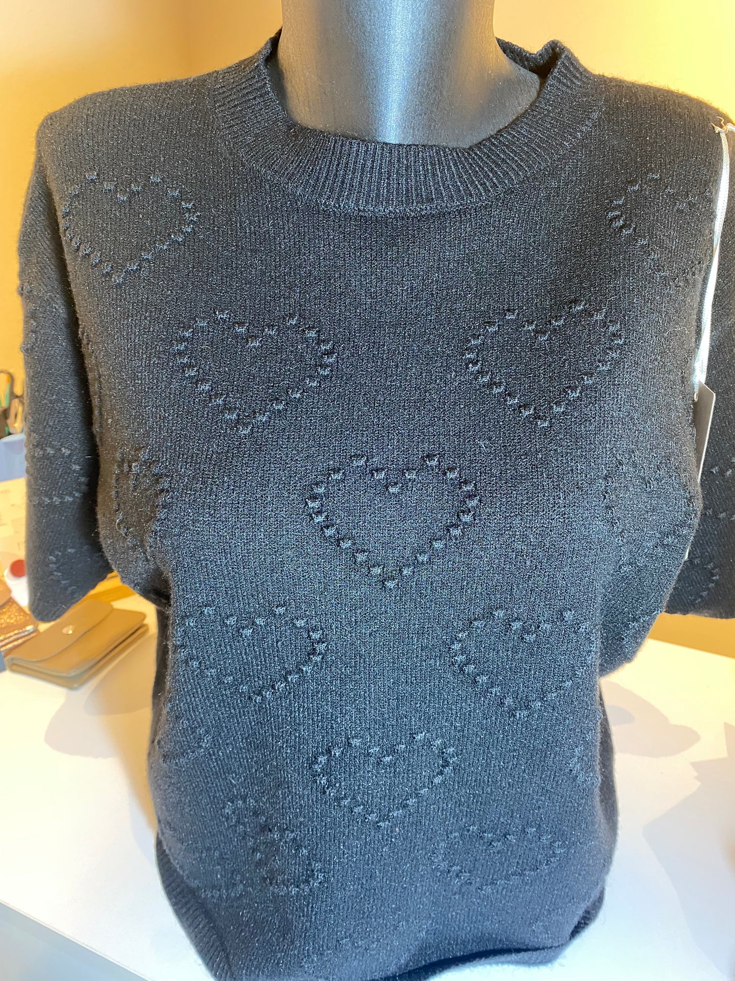 Zwarte trui met hartjes