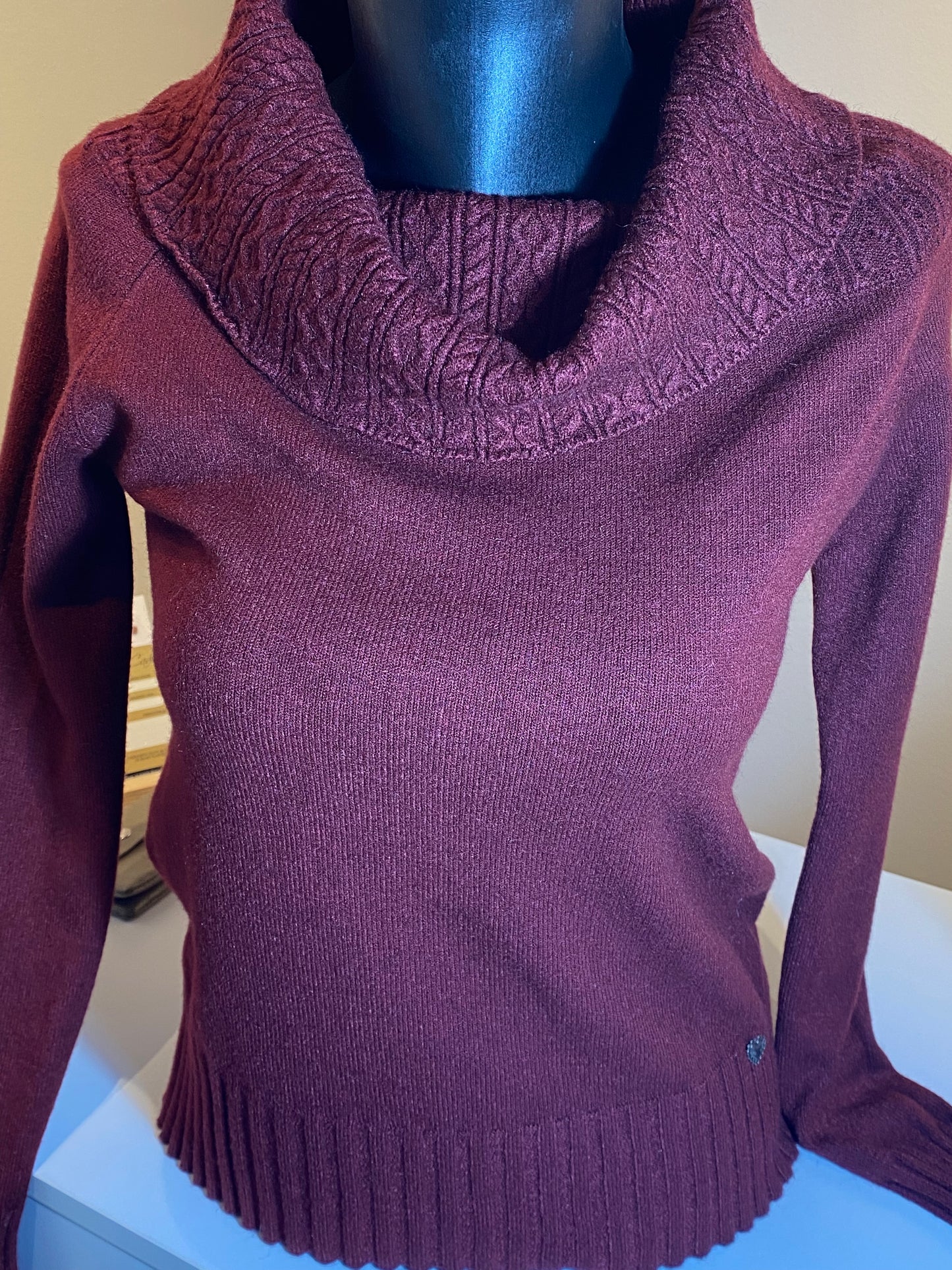 Bordeaux trui met kraag in kabelmotief