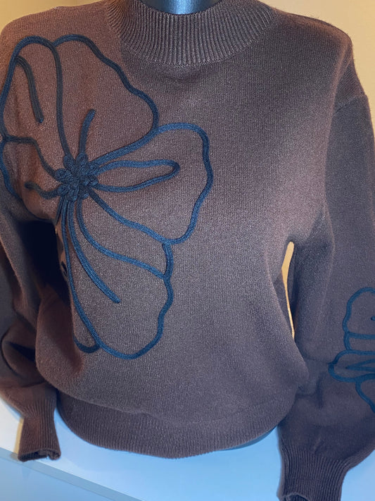 Bruine trui met zwarte bloem