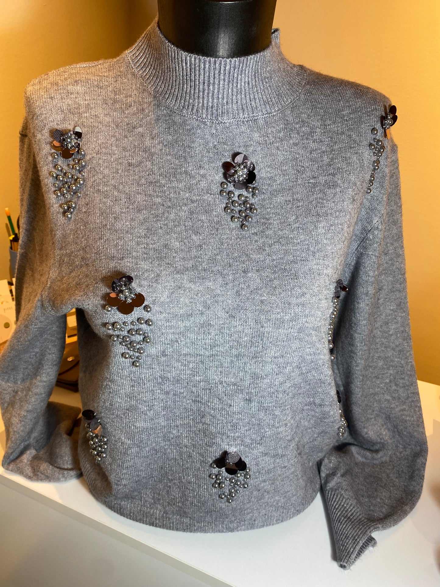 Grijze trui met parels