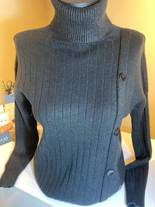 Zwarte trui met rolkraag en knopen