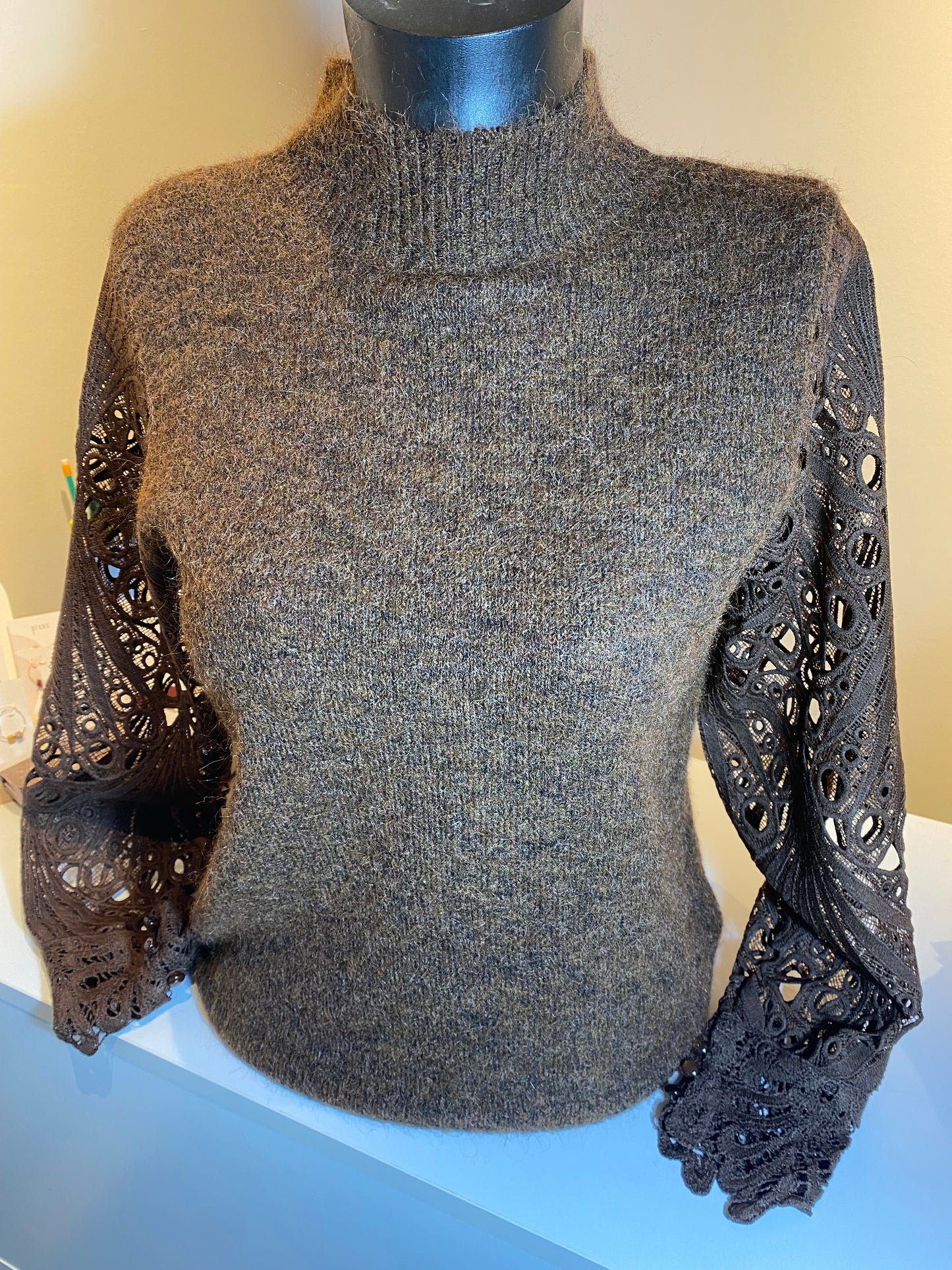 Bruine trui met kanten mouw